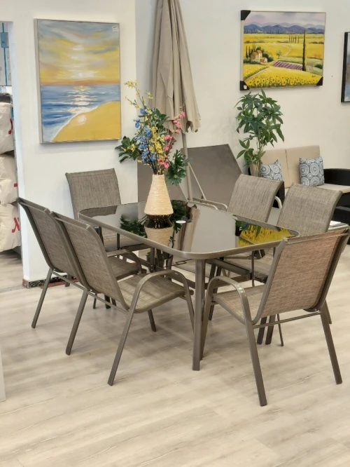 TABLE 6 CHAISES
