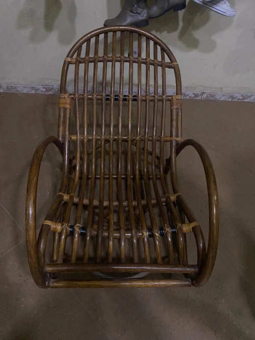 un fauteuil à bascule en rotin et bambou