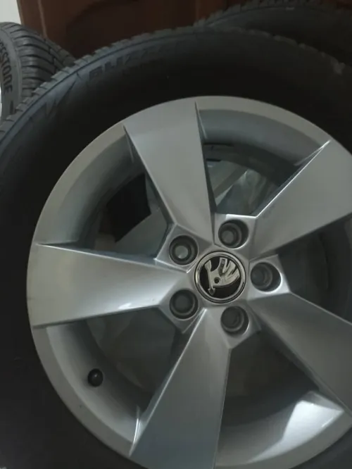 jont aliyaj Skoda b 4 pneus Bridgestone
