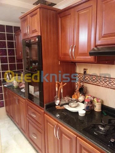 RAMPE EN INOX ET CUISINE TOUT BOIS 