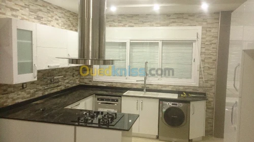 RAMPE EN INOX ET CUISINE TOUT BOIS 