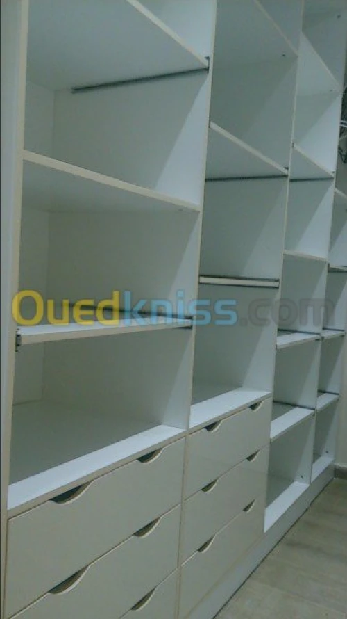RAMPE EN INOX ET CUISINE TOUT BOIS 