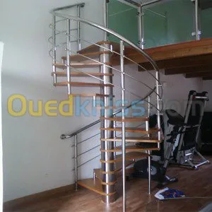 RAMPE EN INOX ET CUISINE TOUT BOIS 