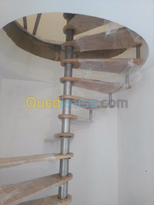 RAMPE EN INOX ET CUISINE TOUT BOIS 