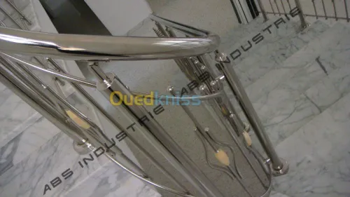 RAMPE EN INOX ET CUISINE TOUT BOIS 