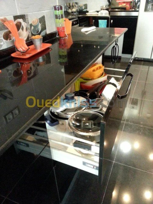 RAMPE EN INOX ET CUISINE TOUT BOIS 