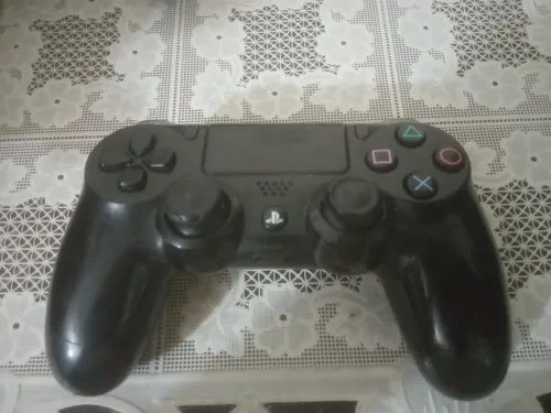 PlayStation 4 Fat avec deux manettes original. البيع يكون بشرط