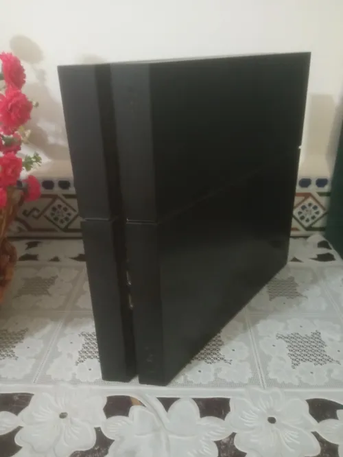 PlayStation 4 Fat avec deux manettes original. البيع يكون بشرط