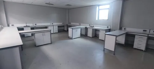 تصميم وتجهيز المختبرات باحترافية عالية | طاولات وتجهيزات مخبرية عصرية  Conception et Équipement de Laboratoires Professionnels | Paillasses et Solutions Modernes