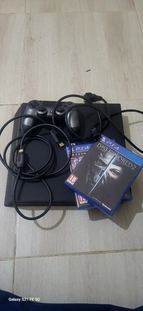 Ps4 pro Oroginal manet 1 m3ah 3 sedi  habet Caba 