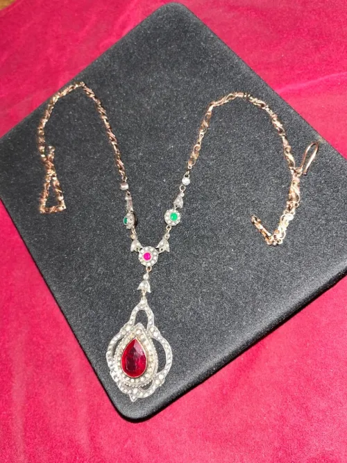Collier avec pendentif