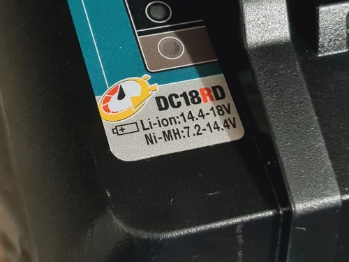 MAKITA DC18RD - Chargeur de batterie rapide doublée 14,4-18V 9+9 Ampère (utilisé/neuf)