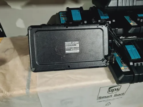 MAKITA DC18RD - Chargeur de batterie rapide doublée 14,4-18V 9+9 Ampère (utilisé/neuf)
