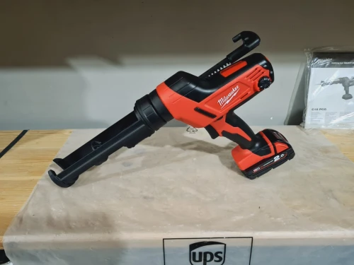 pistolet silicone / colle 18V 4500Nm MILWAUKEE C18 PCG-202B 310ml (2B+ch+sac)