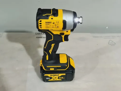 Kit perceuse à percussion + Visseuse à choc - DEWALT DCK2062M2T (BL)