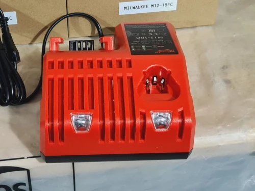 Chargeurs multi-voltage 12V-18V MILWAUKEE M12-18C / M12-18FC (normal-rapide)
