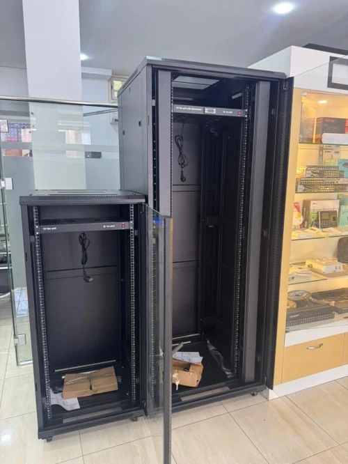 Armoire de brassage et serveur réseaux informatiques