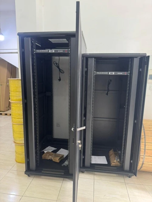 Armoire de brassage et serveur réseaux informatiques