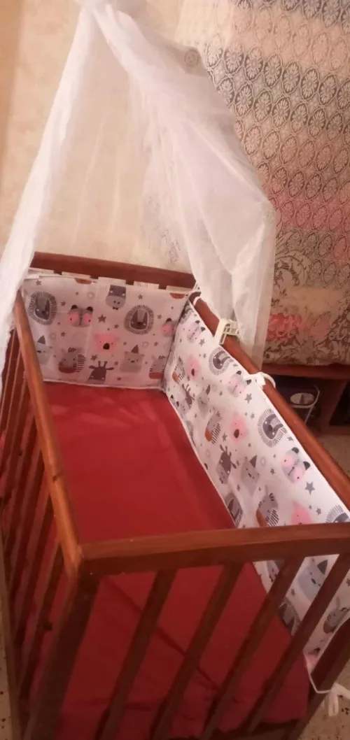Lit bébé avec moustiquaire