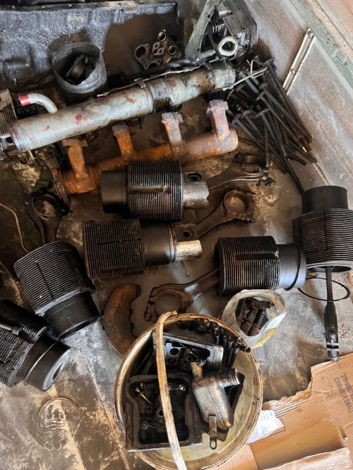 Moteur complet SNVI C260 1989 juste promblem de vilebrequin et chemise le rest excellent