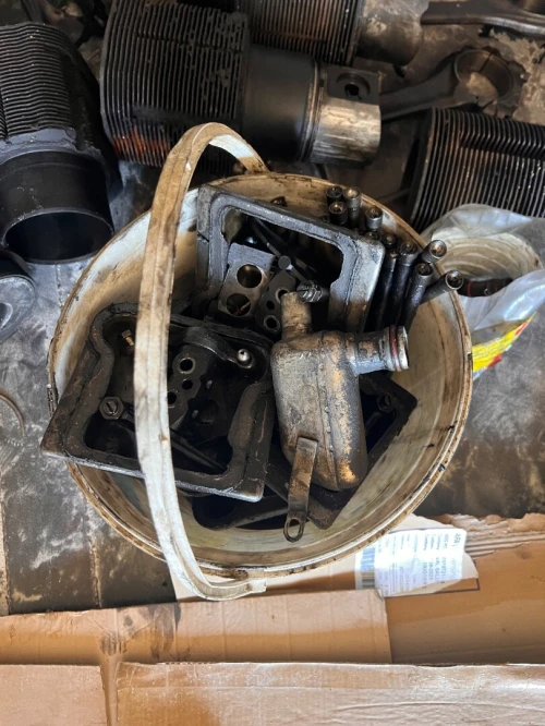 Moteur complet SNVI C260 1989 juste promblem de vilebrequin et chemise le rest excellent