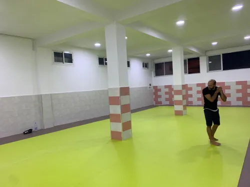 Poseur revêtement général salle du sport et hôpital 