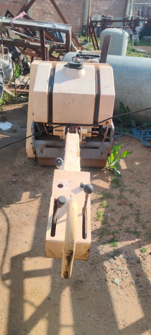 scie à sol thermique 9/10 + compacteur de la marque Bomag