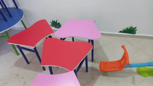 Chaises et tables pour les écoles