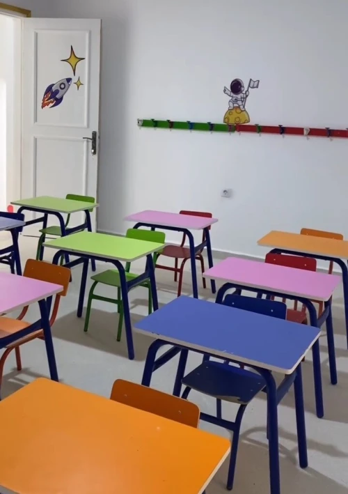 Chaises et tables pour les écoles