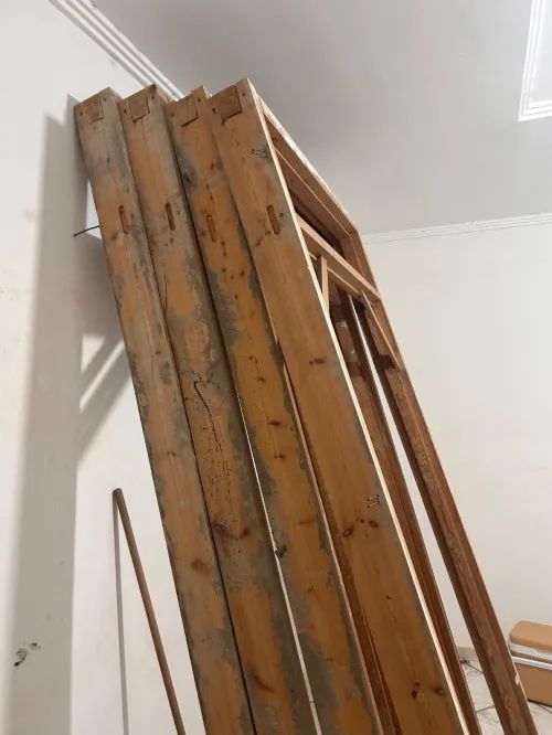 Cadre porte en bois rouge 