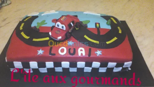 gâteaux d'anniversaire en pate a sucre