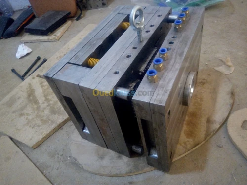 FABRICATION moule injection plastique 