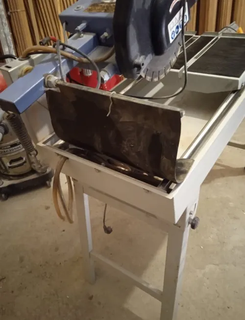 Machine coupe pierre sur table