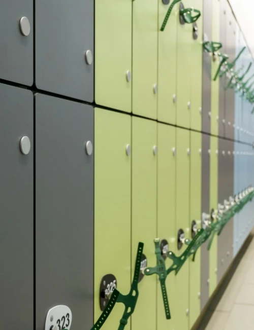 Séparations Sanitaires en HPL Compact 12 mm avec accessoires en aluminium anodisée ( cabines sanitaires )