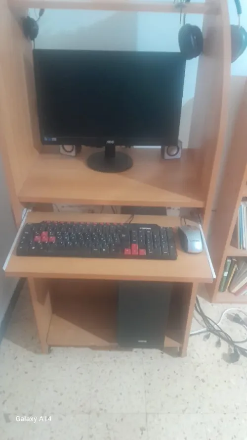 PC de bureau avec table