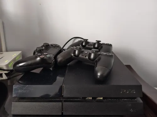 Ps4 fat flashé 12.52 Avec 3 manette original + monitor LCD full hd 1080p 60hz
