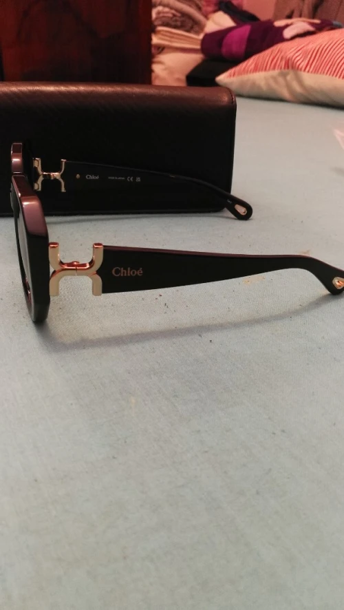 Vendre des lunettes de soleil.