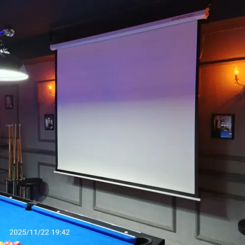 A vendre vidéo projecteur 4k full HD de marque( wimius )avec écran de projection (innovation