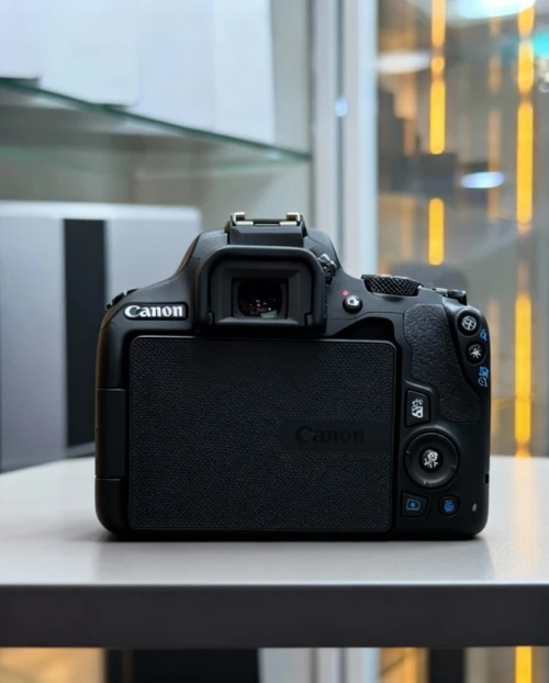 Canon EOS 250D + Objectif 18 / 55mm  Comme Neuf  Pack Complet