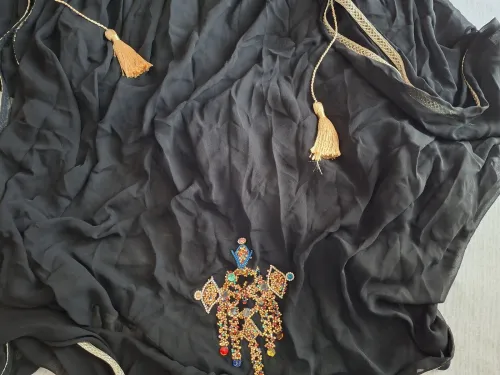 Robe traditionnelle chaouie neuve, jamais portée, confectionnée à la main.