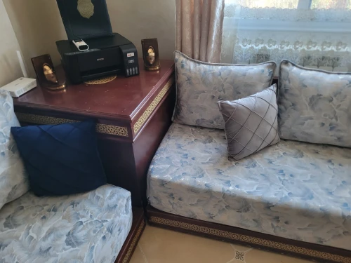 Salon Marocain Complet, Bois Hêtre, Comprenant Canapés, trois Tables Basse, Poufs Et Coussins