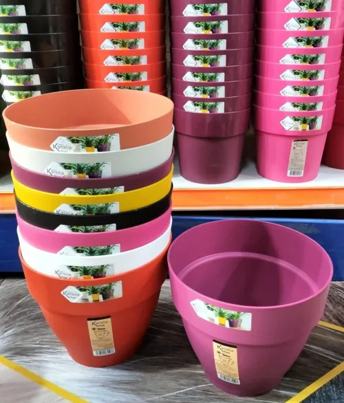 Eplucheur(economme) ,pot de fleur, flexible, cintres,pomme de douche,douchette toilette.  مقشرة (إكونوم)، أصص زهور، خرطوم، علاقات ملابس، رأس دش، شطاف مرحاض.