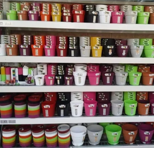 Eplucheur(economme) ,pot de fleur, flexible, cintres,pomme de douche,douchette toilette.   مقشرة (إكونوم)، أصص زهور، خرطوم، علاقات ملابس، رأس دش، شطاف مرحاض.