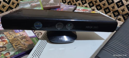 Xbox360 + Kinact +des CD+des manette