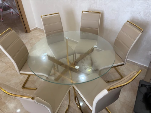 Table a surface en verre et à 6 chaises