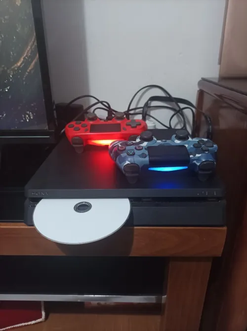ps4 slim flashé avec deux manettes