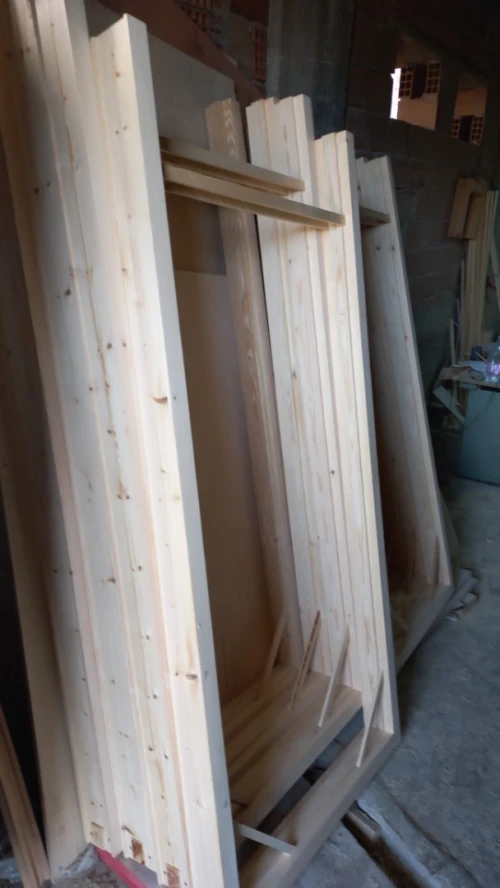 Precadre en bois rouge  pour porte 
