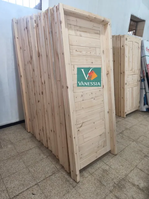 Porte chambre avec cadre bois rouge