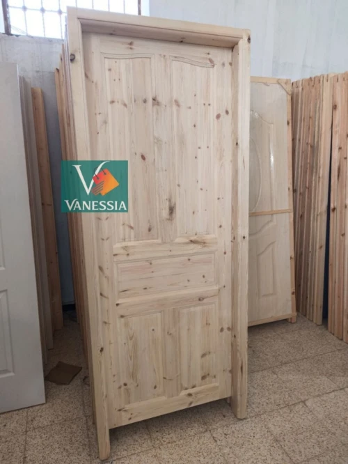 Porte chambre avec cadre bois rouge
