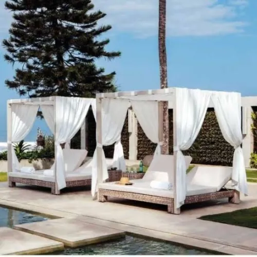 Transats en bois, Baldaquins et parasols en roseaux (paille)